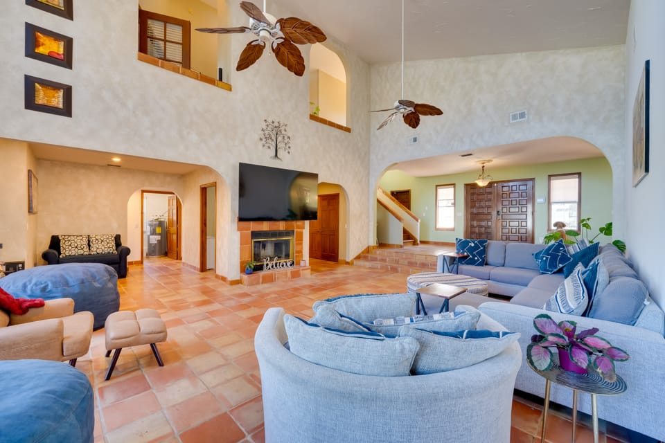 1-Acre Backyard & Gym: Spacious Apopka Escape! House in Forest City