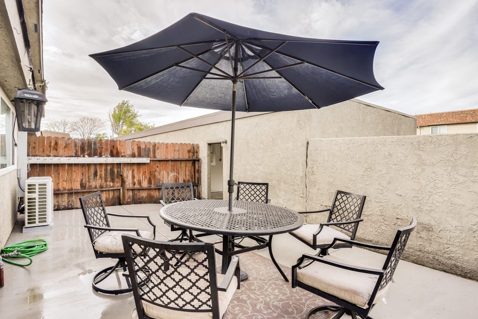 Rental w/ Pool Access ~ 8 Mi to Disneyland Apartment in La Palma