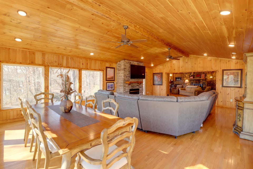 Family-Friendly Riverfront Manor on the Little Red House in Arkansas
