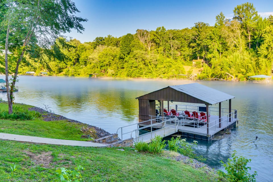 Family-Friendly Riverfront Manor on the Little Red House in Arkansas
