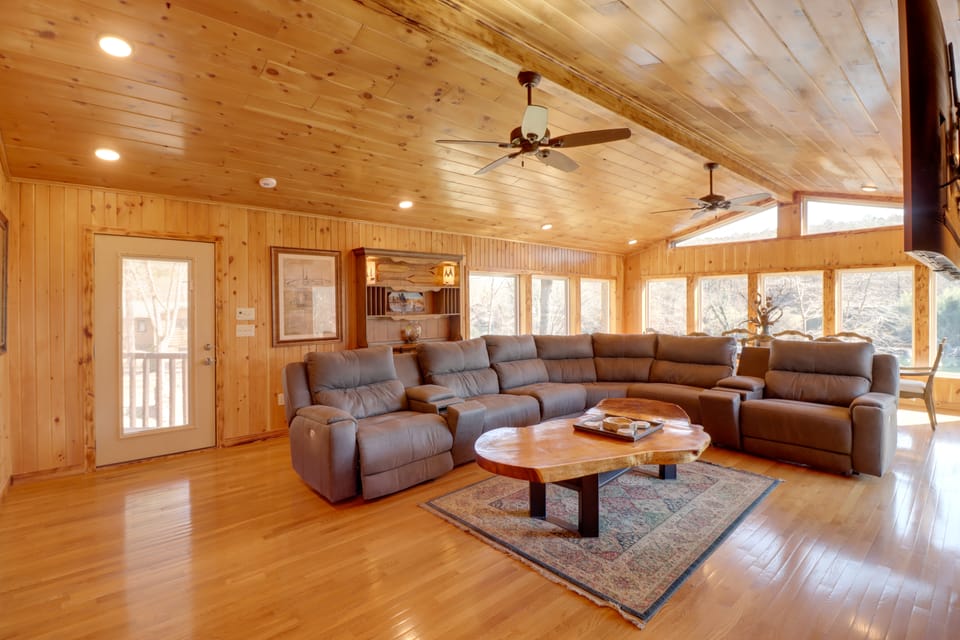 Family-Friendly Riverfront Manor on the Little Red House in Arkansas