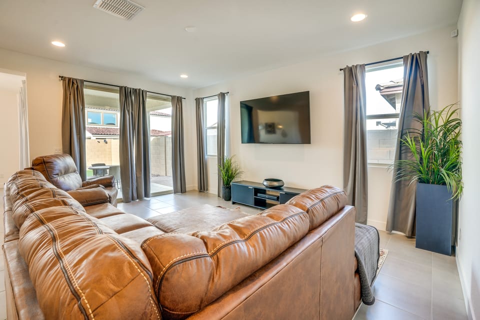 5 Mi to Westgate! Newly Built Family Retreat House in Glendale