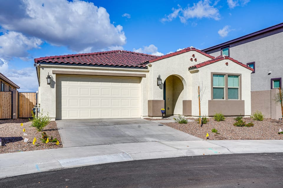 5 Mi to Westgate! Newly Built Family Retreat House in Glendale