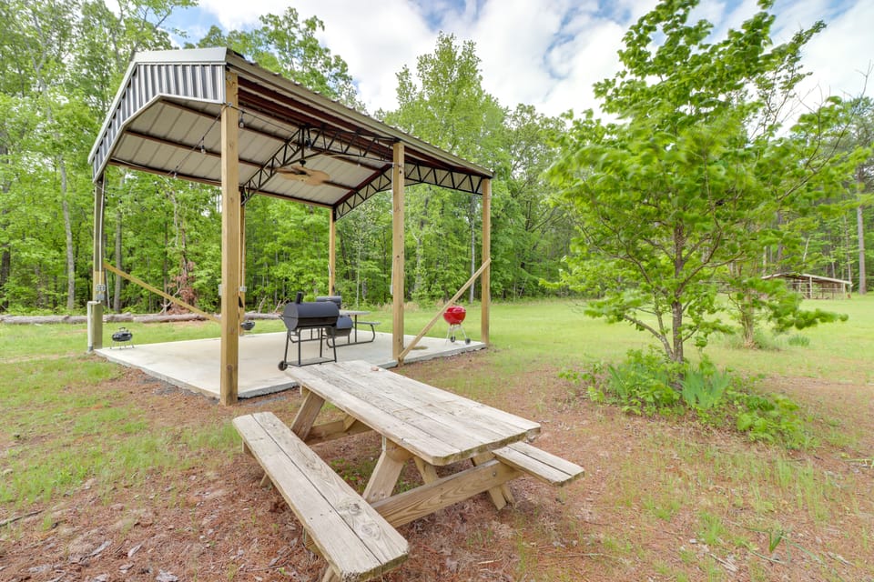 Higden Studio w/ Private Deck < 1 Mi to Lake! Apartment in Greers Ferry Lake
