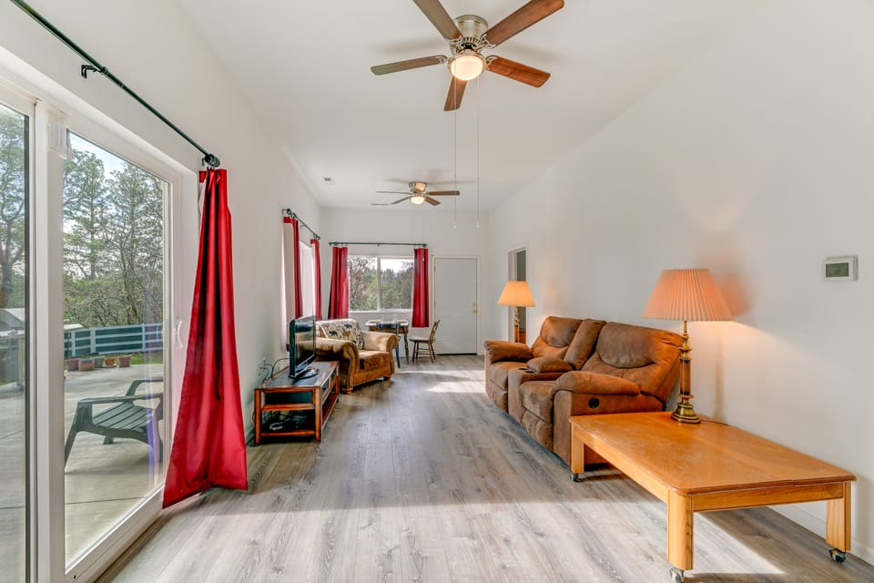 Charming Grants Pass Cottage w/ Patio & Gas Grill! Cottage in Oregon