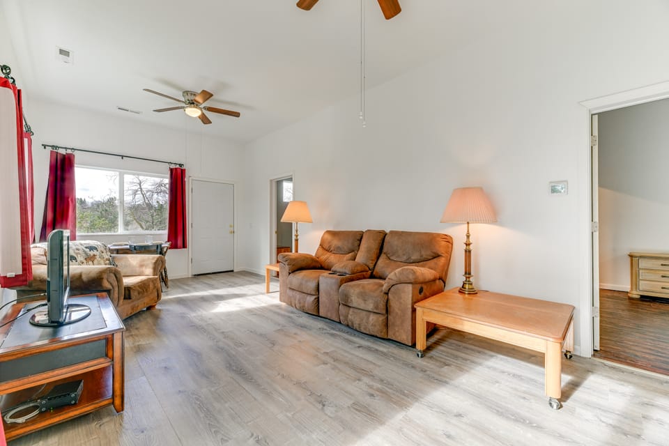 Charming Grants Pass Cottage w/ Patio & Gas Grill! Cottage in Oregon