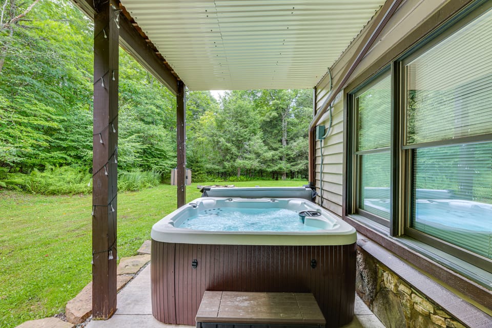 Cabin w/ Hot Tub and WiFi: 4 Mi to Snowshoe Resort House in Shenandoah Valley