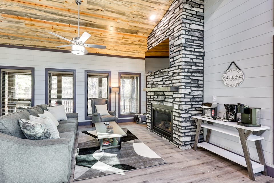 Near New Casino: Broken Bow Cabin w/ Hot Tub House in Broken Bow