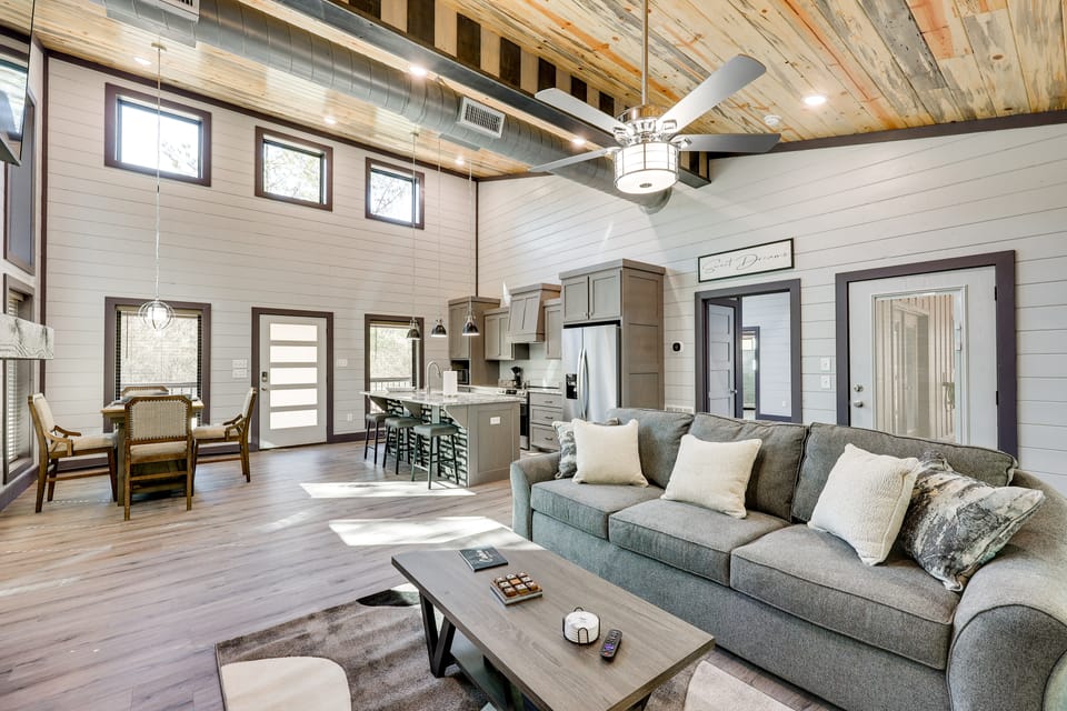 Near New Casino: Broken Bow Cabin w/ Hot Tub House in Broken Bow