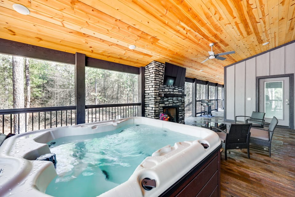 Near New Casino: Broken Bow Cabin w/ Hot Tub House in Broken Bow