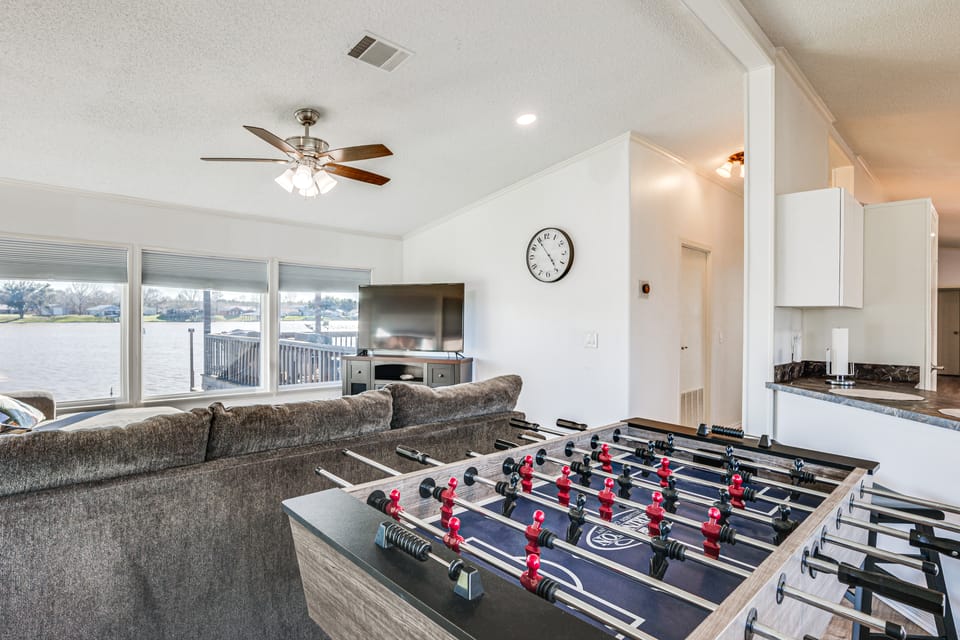 Waterfront Trinity Vacation Rental w/ Hot Tub! House in Texas