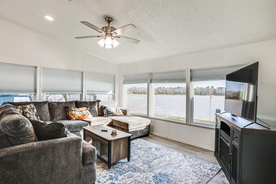 Waterfront Trinity Vacation Rental w/ Hot Tub! House in Texas