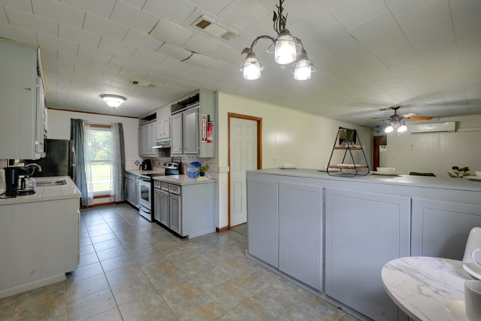 9 Mi to Water Park: Silver Creek Gem w/ Fireplace! Apartment in Mississippi
