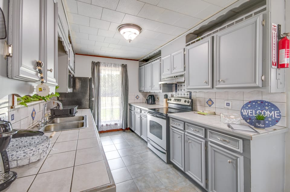 9 Mi to Water Park: Silver Creek Gem w/ Fireplace! Apartment in Mississippi