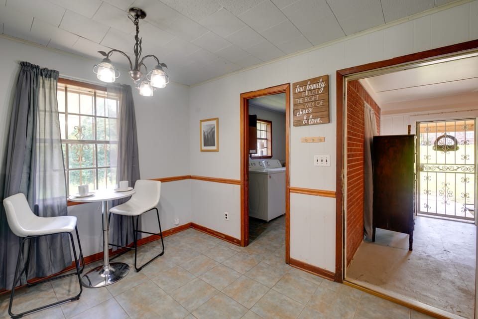 9 Mi to Water Park: Silver Creek Gem w/ Fireplace! Apartment in Mississippi