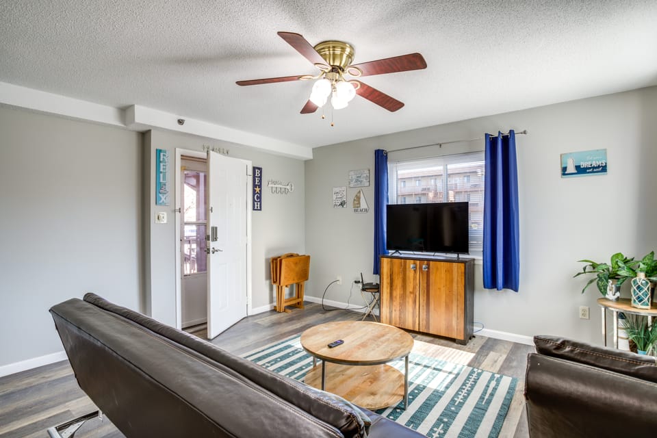 Poolside Bliss, Beach Strolls! Ocean City Retreat Apartment in Ocean City