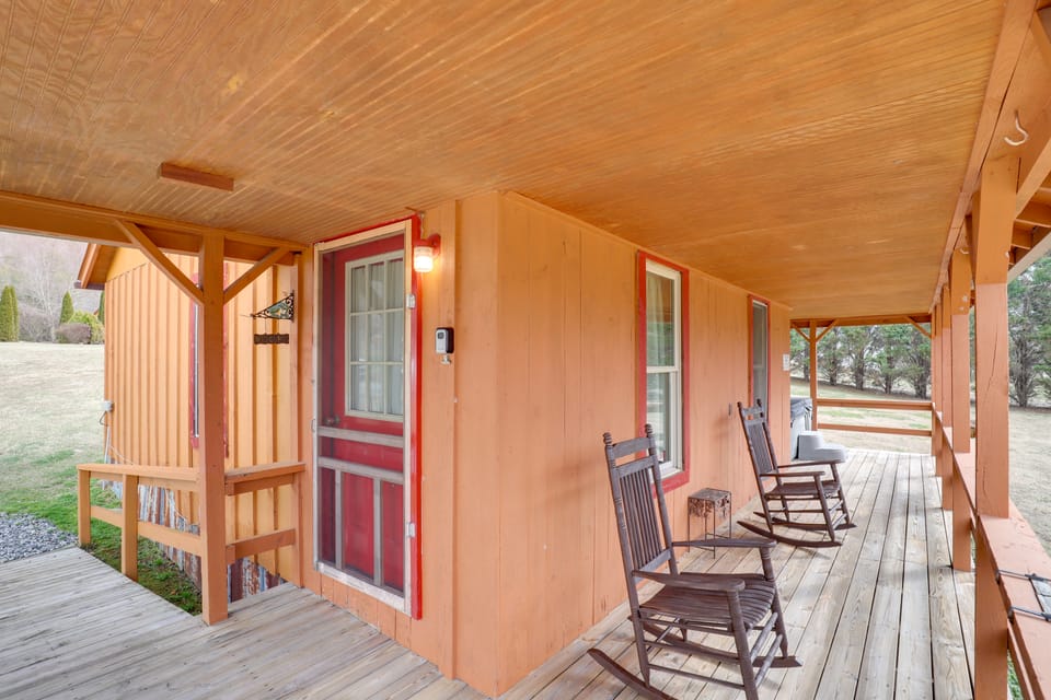 Blue Ridge Hideaway! Cabin w/ River Access & Views House in Hot Springs