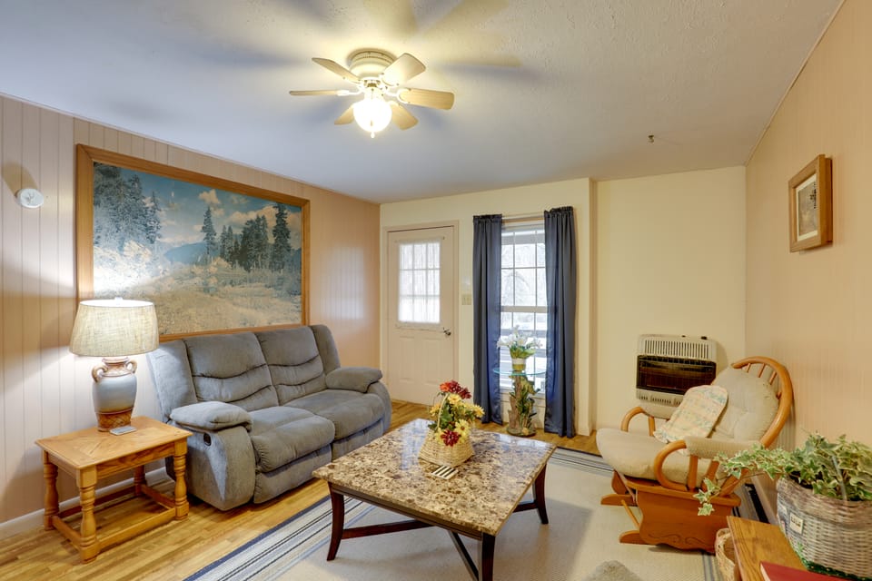 Carolina Country Cabin! Hot Springs Getaway House in Tennessee
