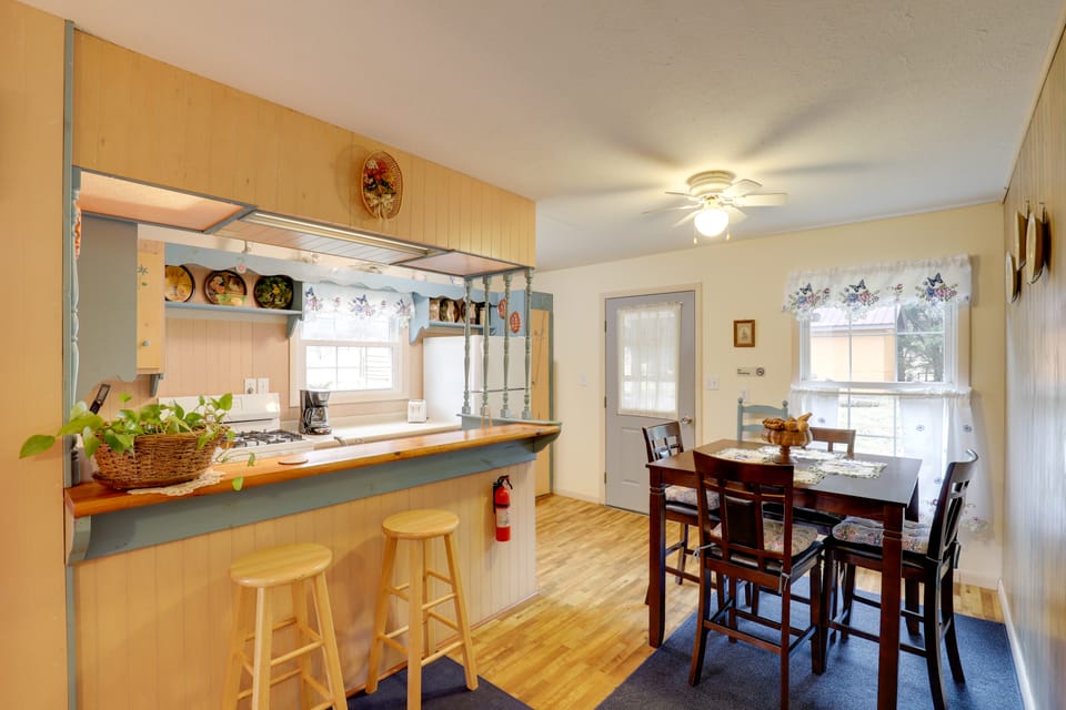 Carolina Country Cabin! Hot Springs Getaway House in Tennessee