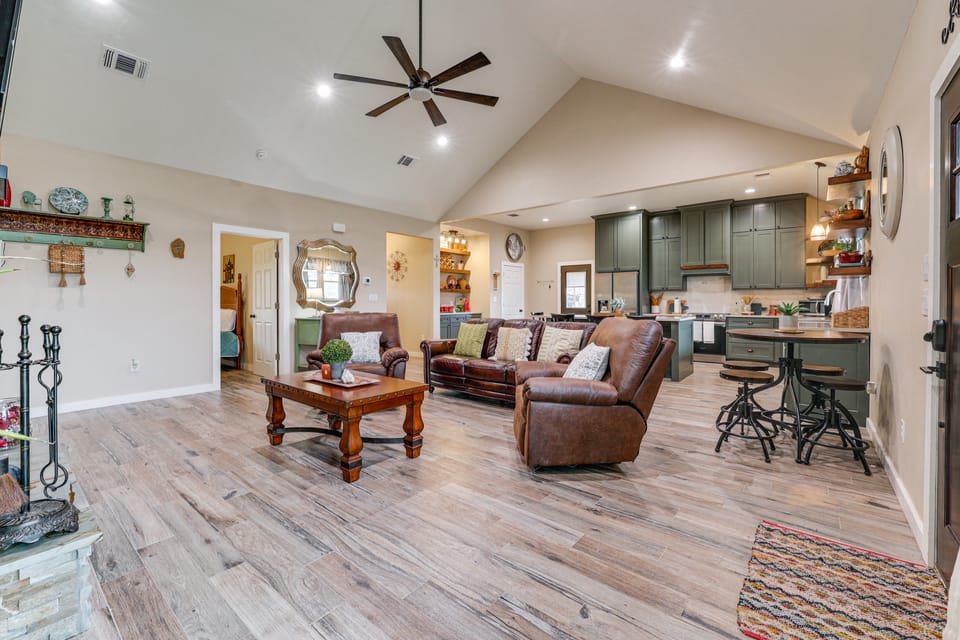 Country Home Near Fredericksburg: Fire Pit & Grill House in Rio Grande