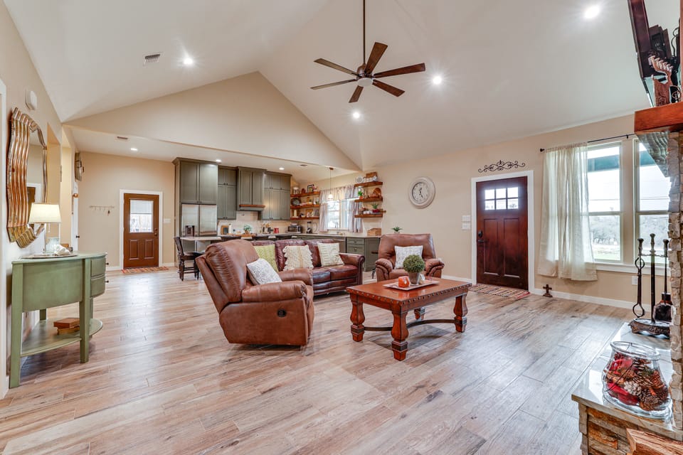 Country Home Near Fredericksburg: Fire Pit & Grill House in Rio Grande