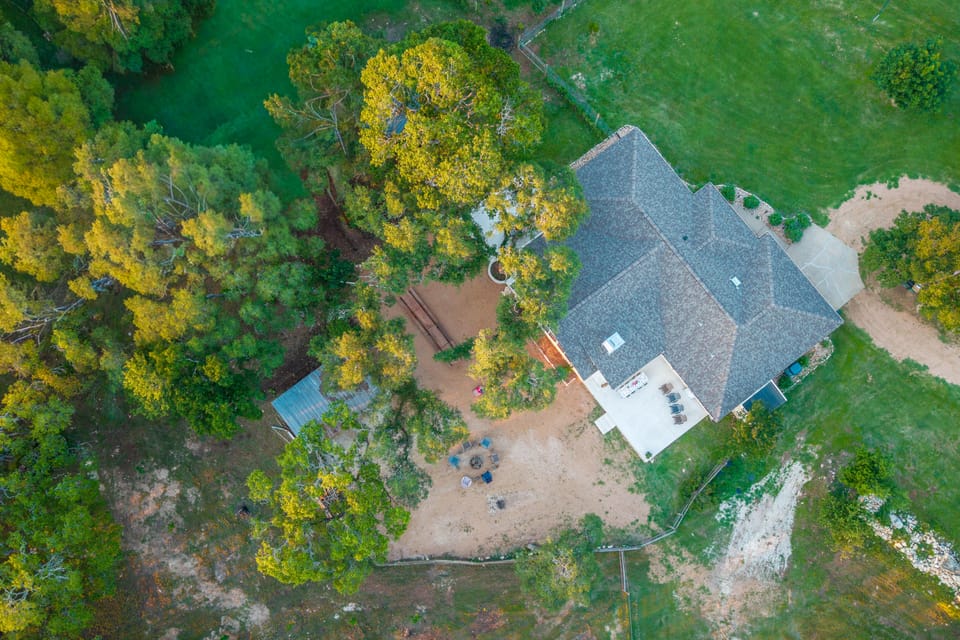 Private Luxury Getaway | Fire Pit | Near Weddings House in Dripping Springs