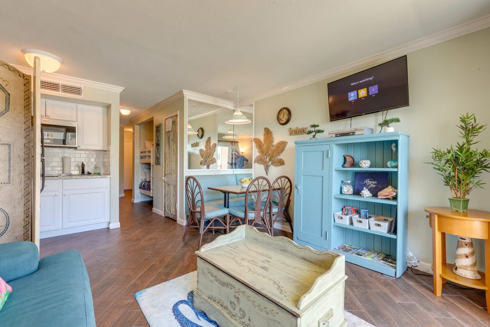 Gulf-View Balcony, Near Beach! Galveston Retreat Apartment in Galveston Island