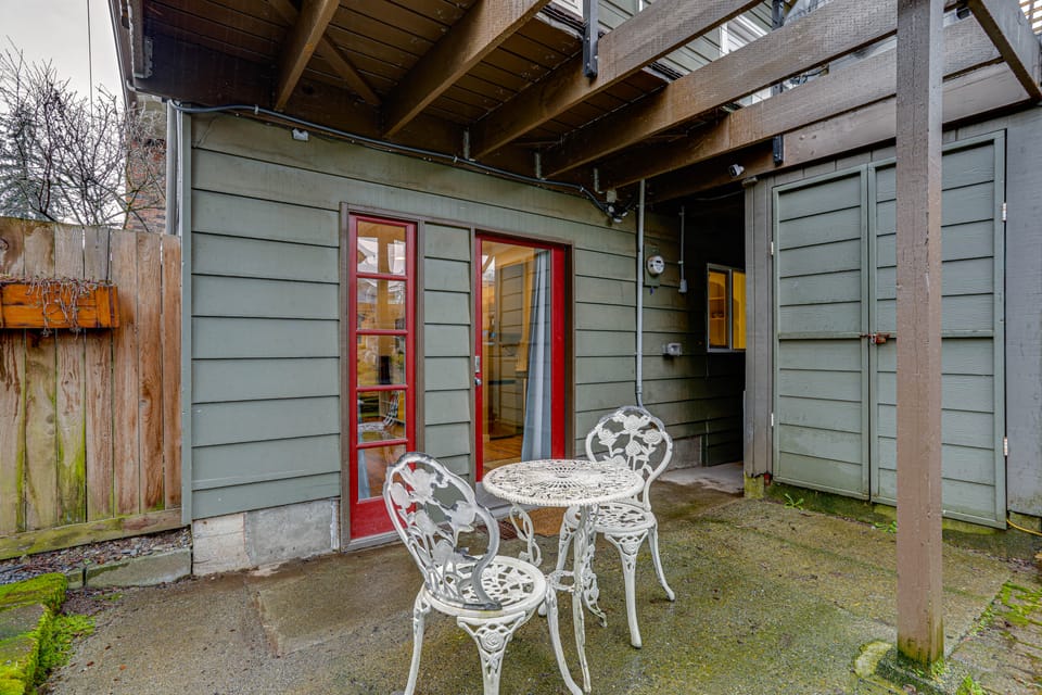 2 Mi to Green Lake! Modern Apartment w/ Parking Apartment in Seattle