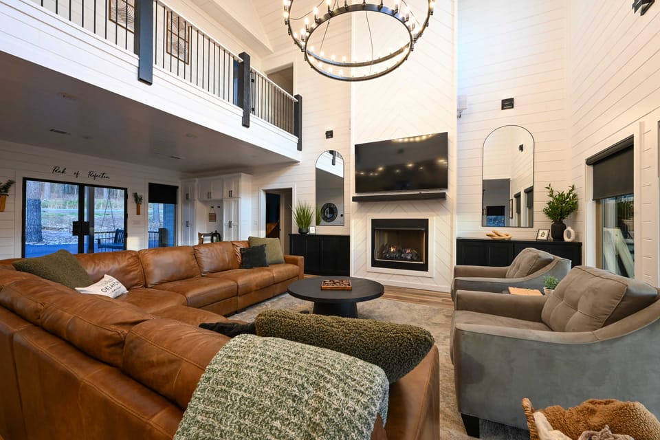 Luxe Group Getaway w/ 2-Story Deck in Broken Bow! House in Oklahoma