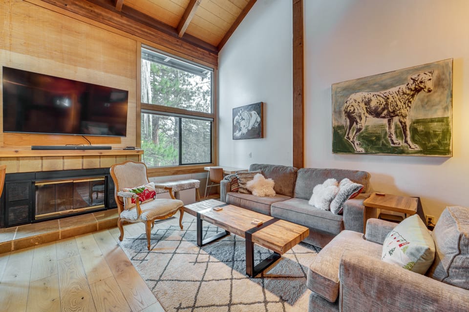 Northstar Resort Condo w/ Hot Tub, Shuttle Access! Apartment in Sierra Nevada