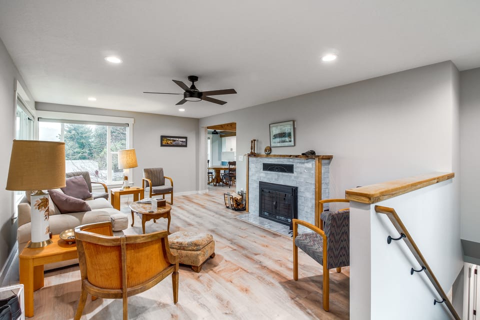 3 Mi to Reedsport: Home w/ Umpqua River Views House in Gardiner