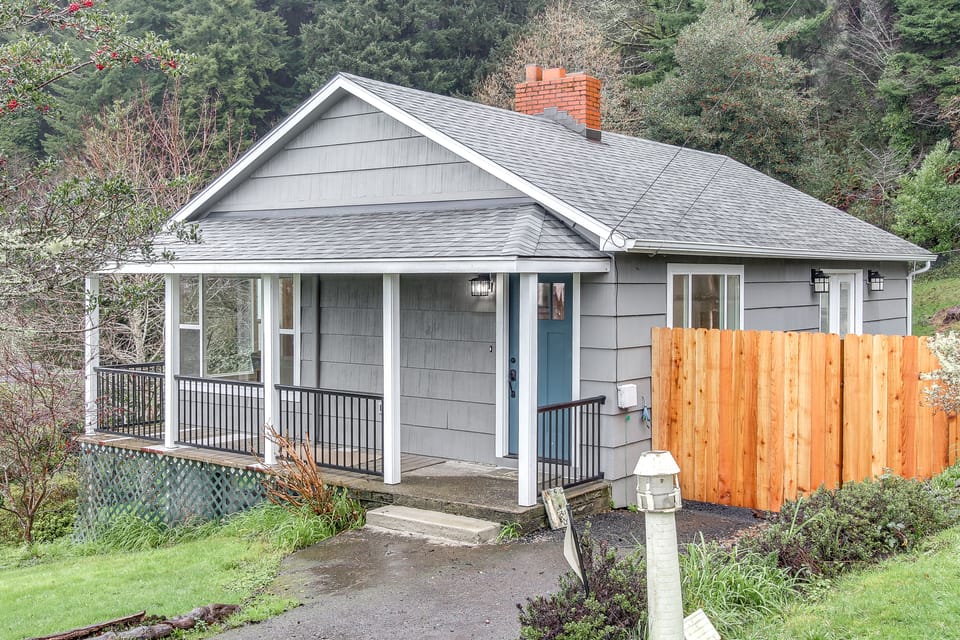 3 Mi to Reedsport: Home w/ Umpqua River Views House in Gardiner