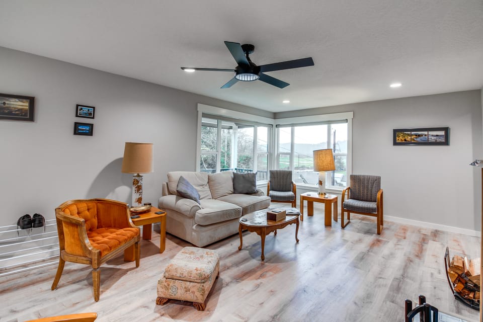 3 Mi to Reedsport: Home w/ Umpqua River Views House in Gardiner