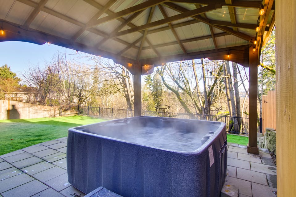 Modern Woodinville Home w/ Hot Tub + Sauna! House in Woodinville