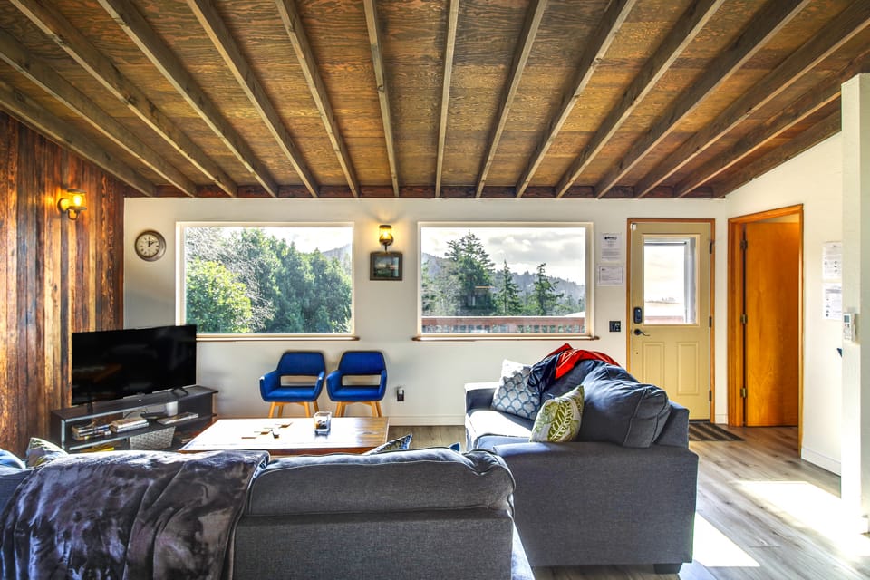 Ocean-View Oregon Coast Vacation Rental w/ Deck House in Gold Beach