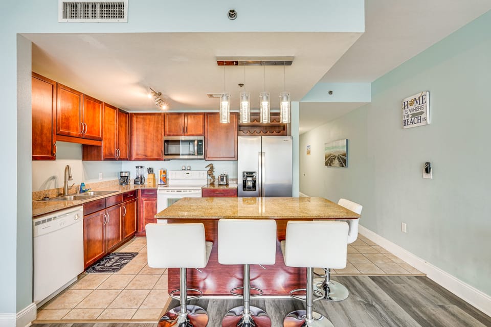 Walk to the Ocean! Panama City Beach Condo Apartment in Panama City Beach
