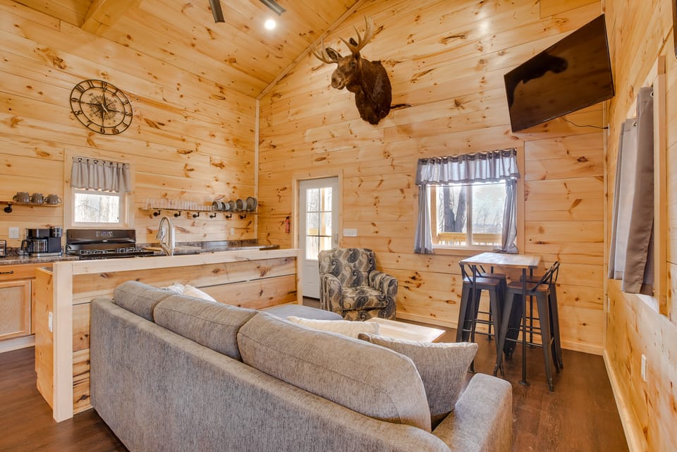 'Friends & Family' Rental Cabin w/ Hot Tub! House in Ohio