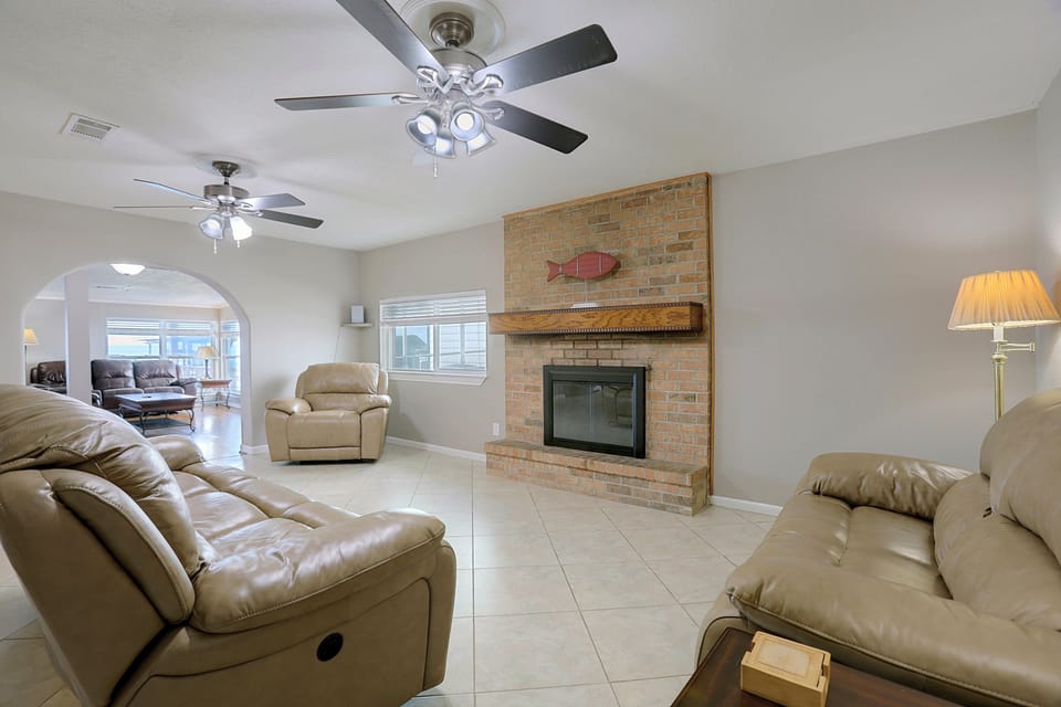 Families & Boaters! Lakefront Livingston Getaway House in Lake Livingston