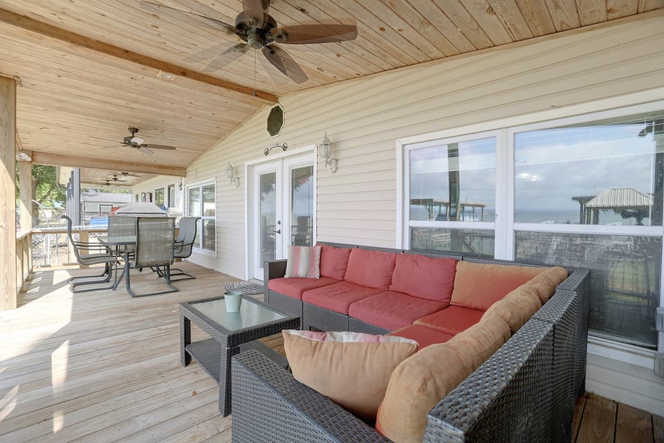 Families & Boaters! Lakefront Livingston Getaway House in Lake Livingston