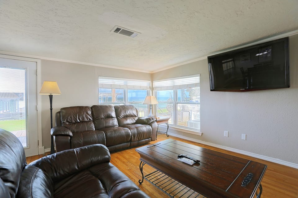 Families & Boaters! Lakefront Livingston Getaway House in Lake Livingston