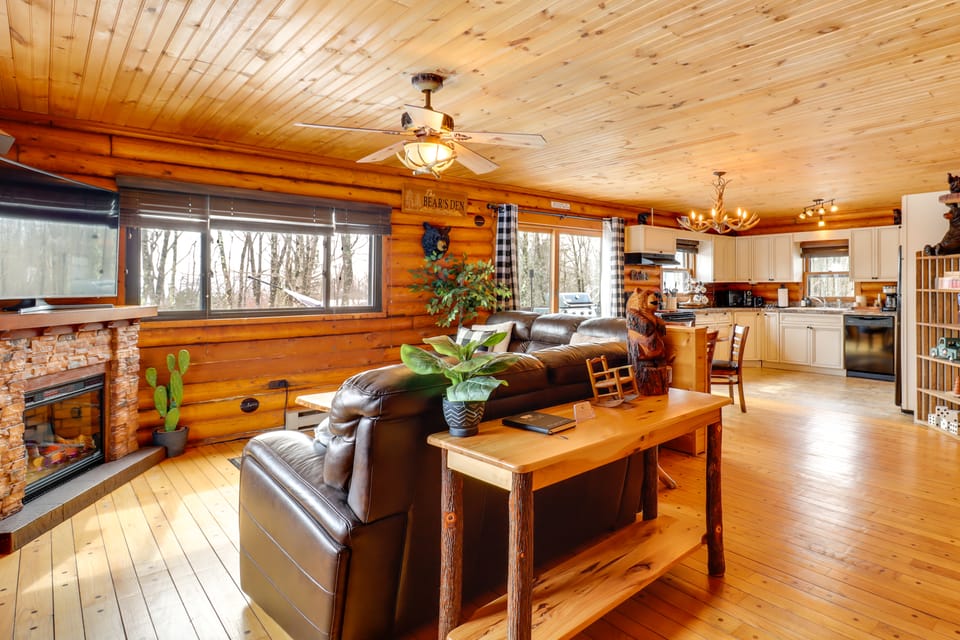 Game Room, Hot Tub! Cabin 9 Mi to Big Boulder Mtn House in Pocono Mountains