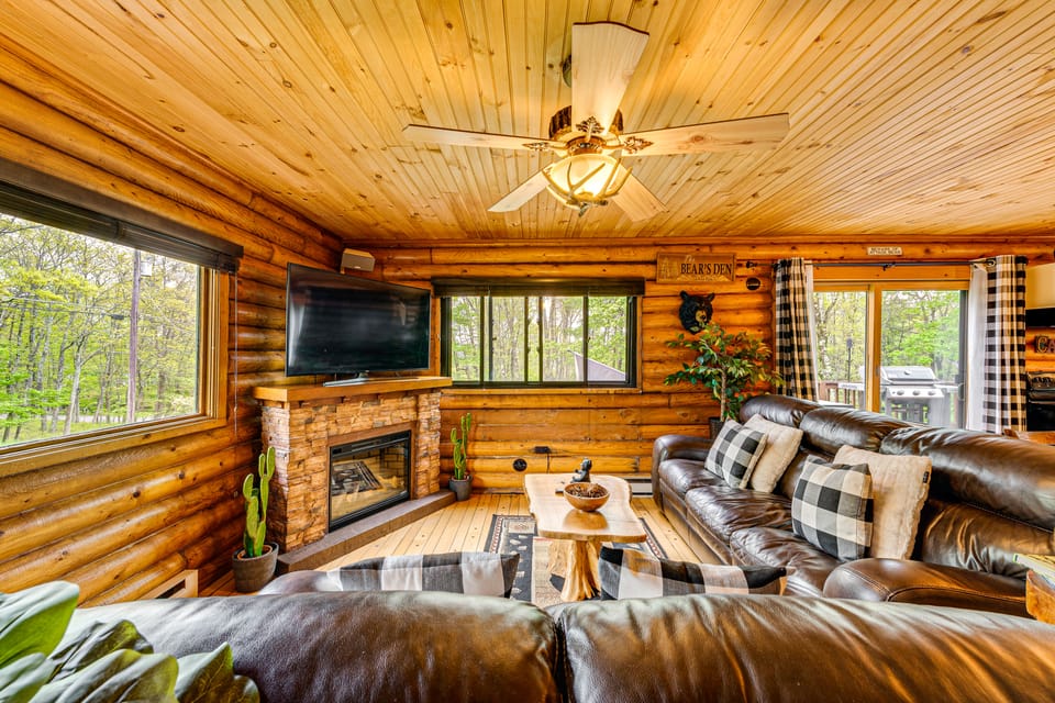 Game Room, Hot Tub! Cabin 9 Mi to Big Boulder Mtn House in Pocono Mountains