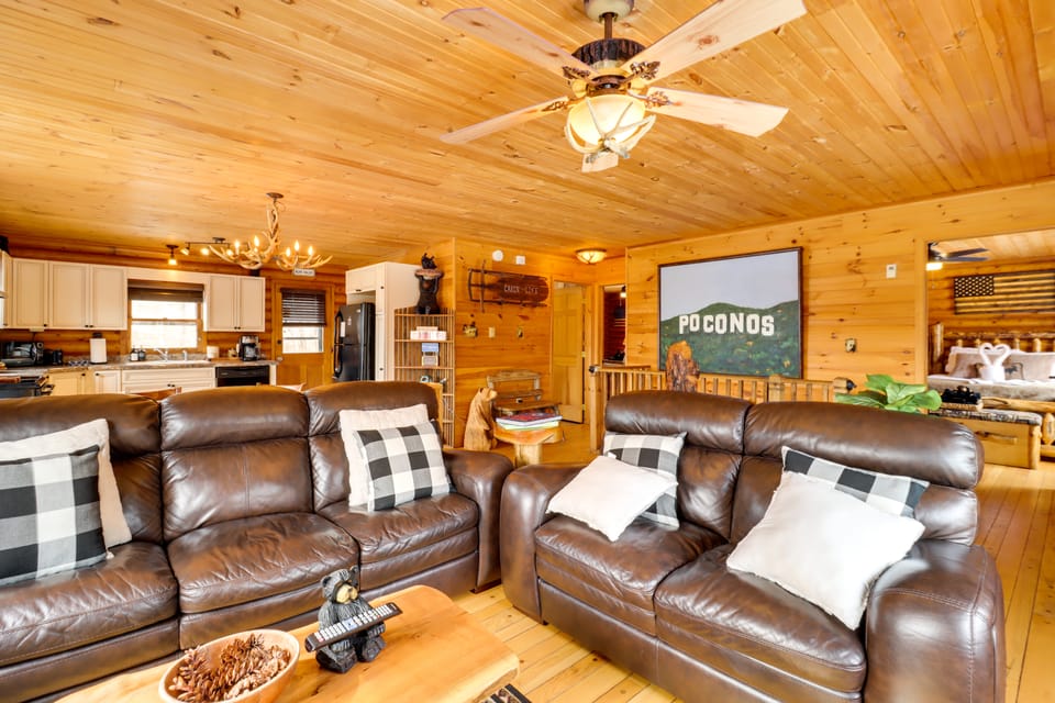 Game Room, Hot Tub! Cabin 9 Mi to Big Boulder Mtn House in Pocono Mountains