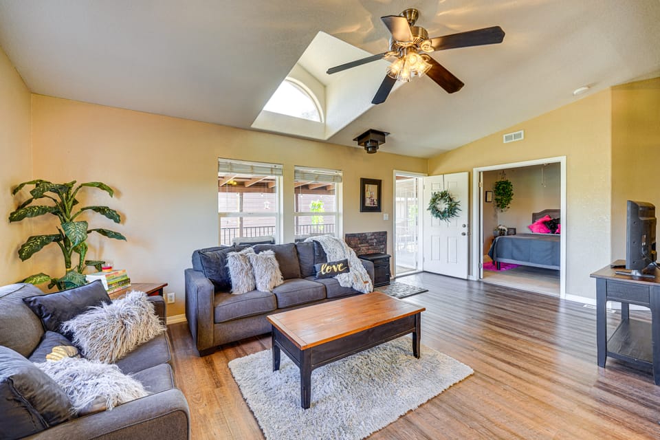 Covered Patio: Lincoln Vacation Rental! House in Sierra Nevada