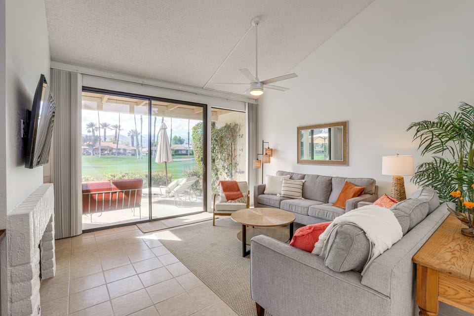 Palm Desert Condo w/ Patio & Golf Course Views Apartment in Palm Desert
