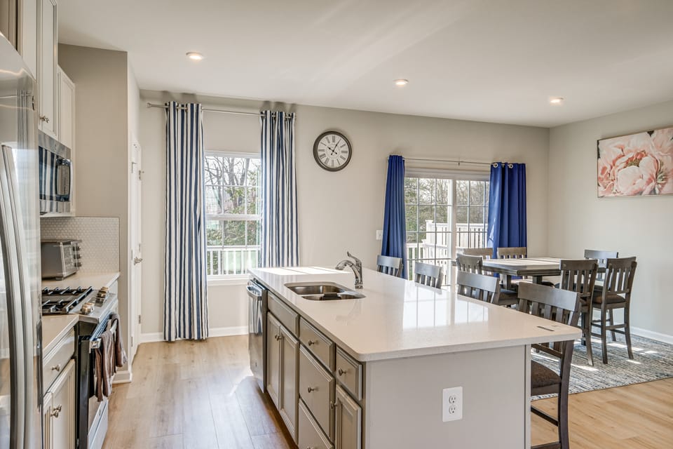 30 Mi to Downtown DC: Charming Dale City Townhome! Apartment in Maryland
