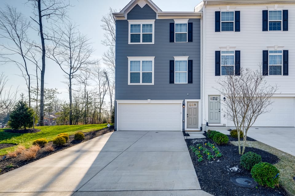 30 Mi to Downtown DC: Charming Dale City Townhome! Apartment in Maryland