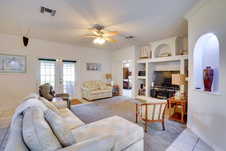Walk to Lake: Home w/ Screened Porch in Sebring! House in Sebring
