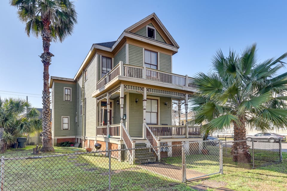 1 Mi to Beach! Coastal Couples Escape in Galveston Apartment in Texas City