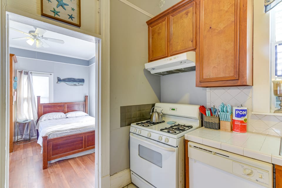 1 Mi to Beach! Coastal Couples Escape in Galveston Apartment in Texas City